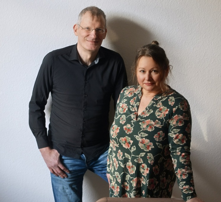 Gastgeber auf einer Flurtreppe