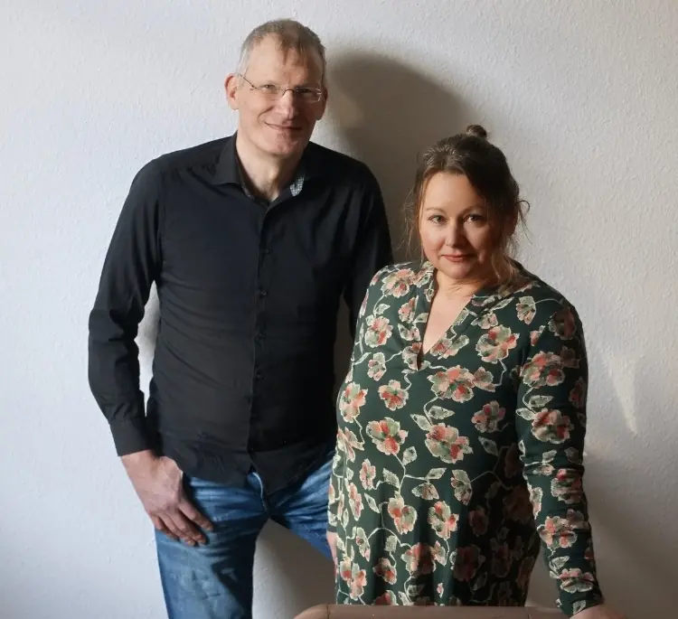 Gastgeber auf einer Flurtreppe